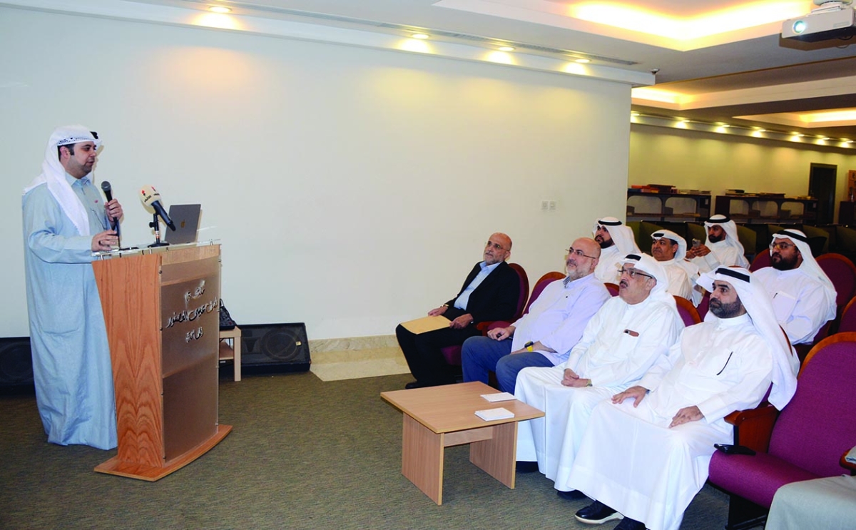 


دشتي متحدثاً في الندوة 