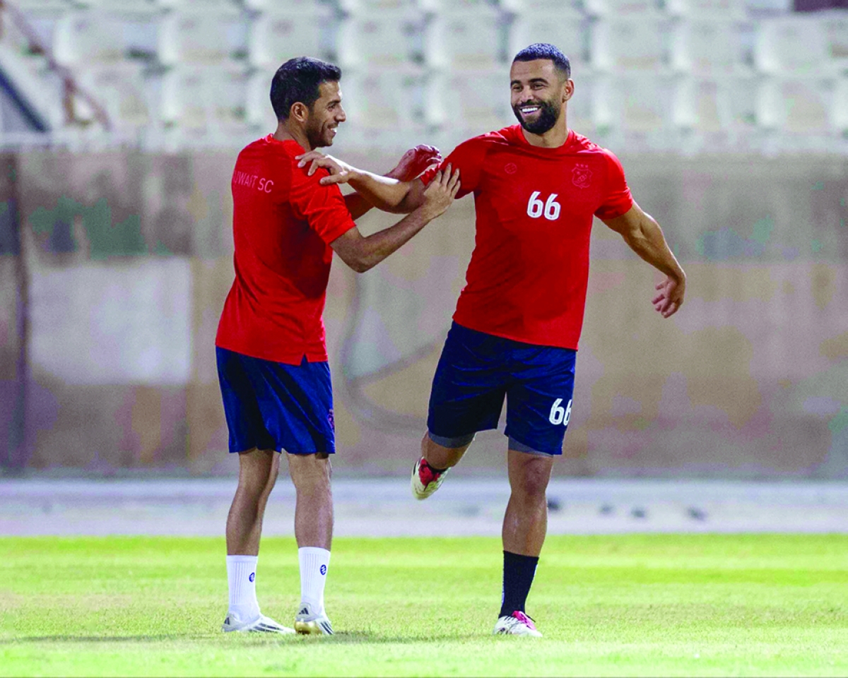 


المهدي برحمة ومحمد فريح في تدريبات «الأبيض»  	(نادي الكويت) 