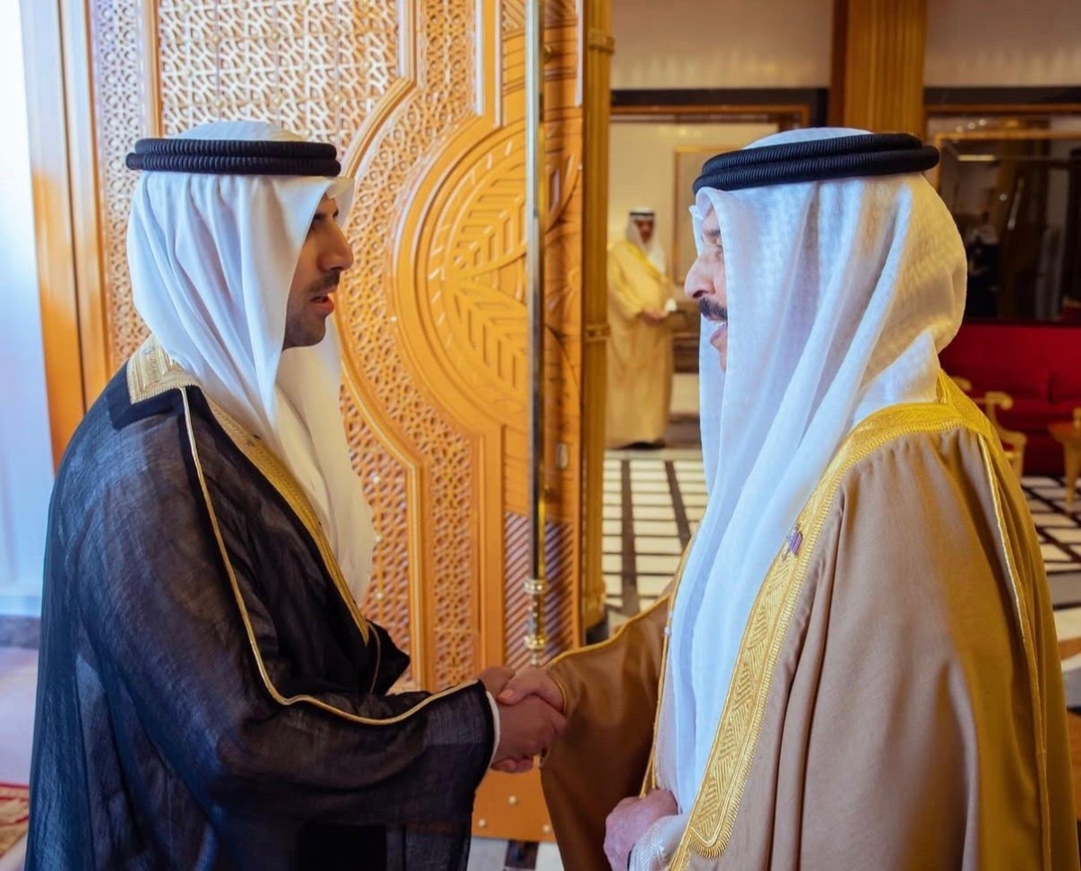 ملك البحرين مستقبلا الشيخ فهد ناصر الصباح