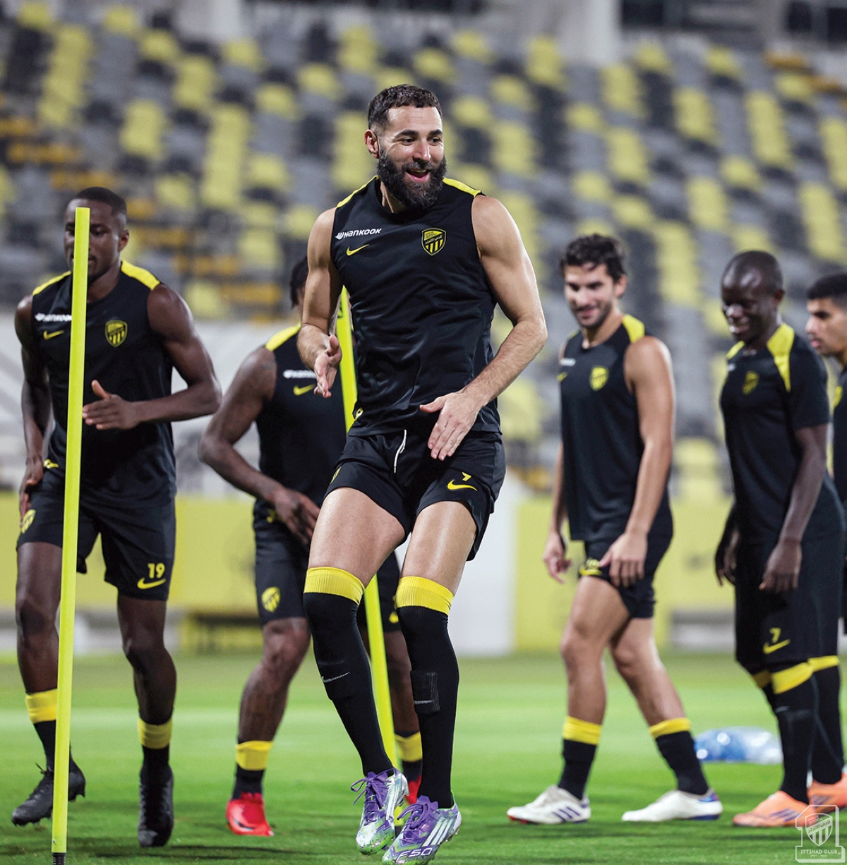 نجم الاتحاد بنزيمة خلال المران الأخير 