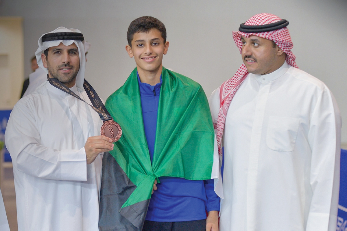 الصقر متوسطاً الناصر والنواف 