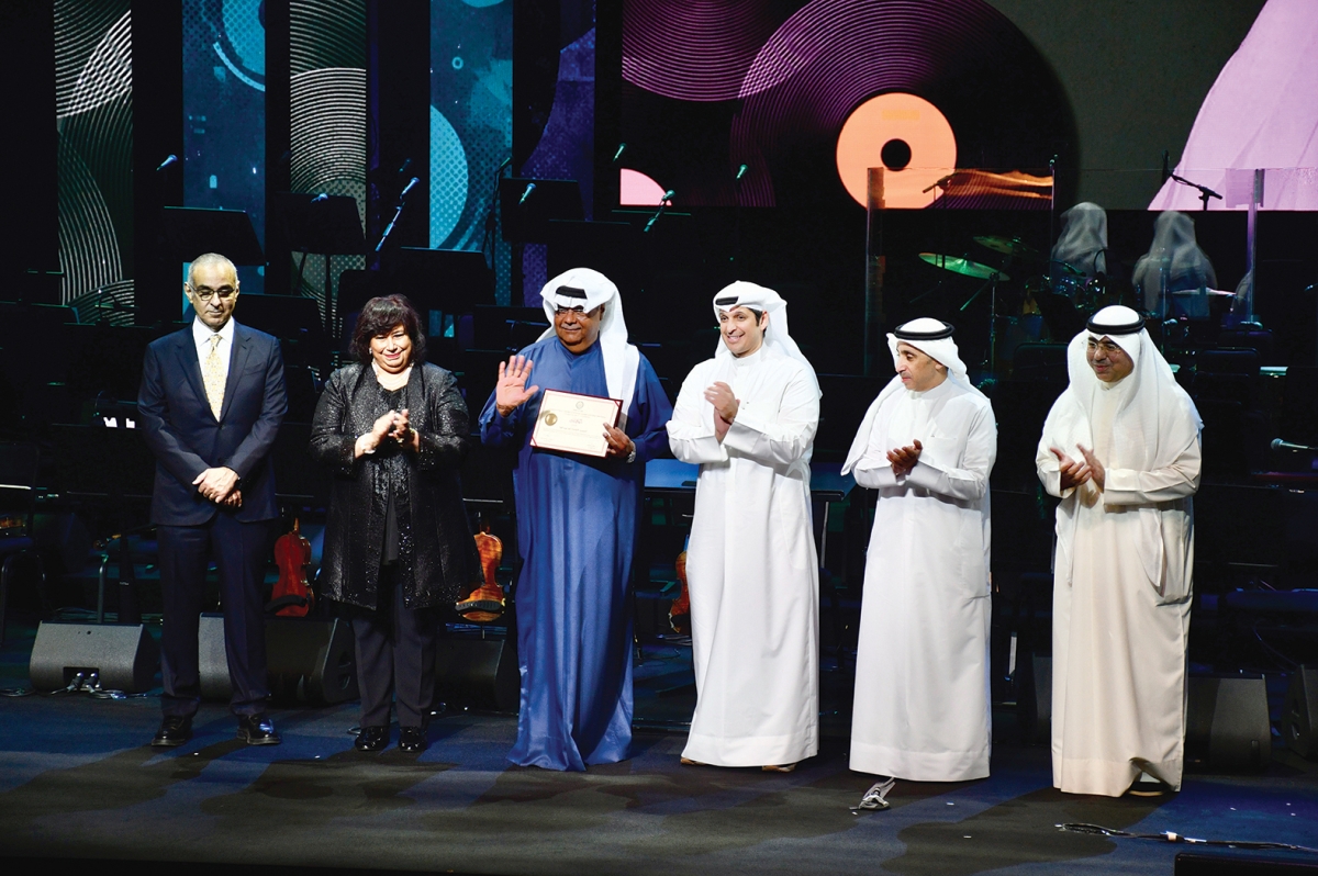 أنور عبدالله مكرّماً 