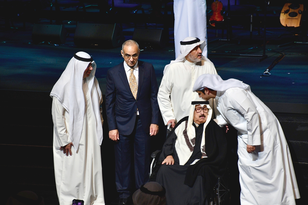 قُبلة من وزير الإعلام على رأس شادي الخليج