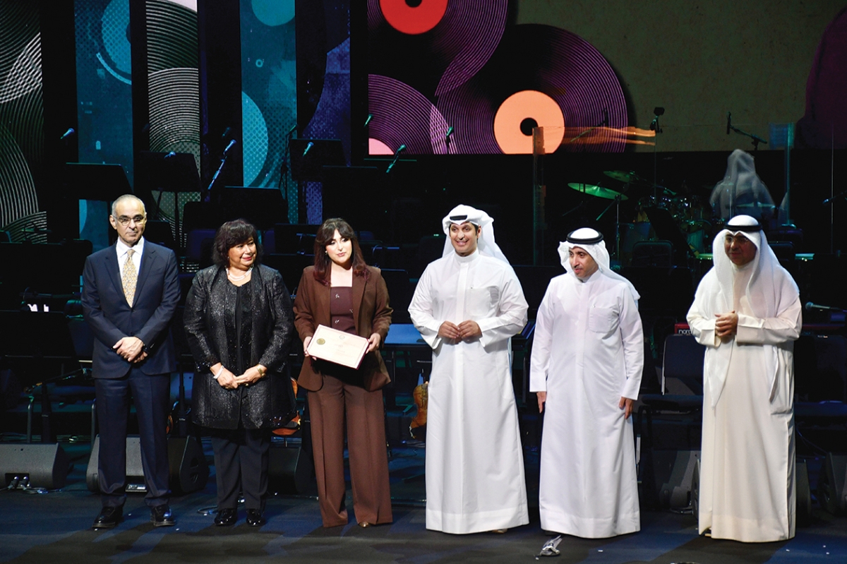 حفيدة الراحل أحمد باقر تتسلم التكريم 