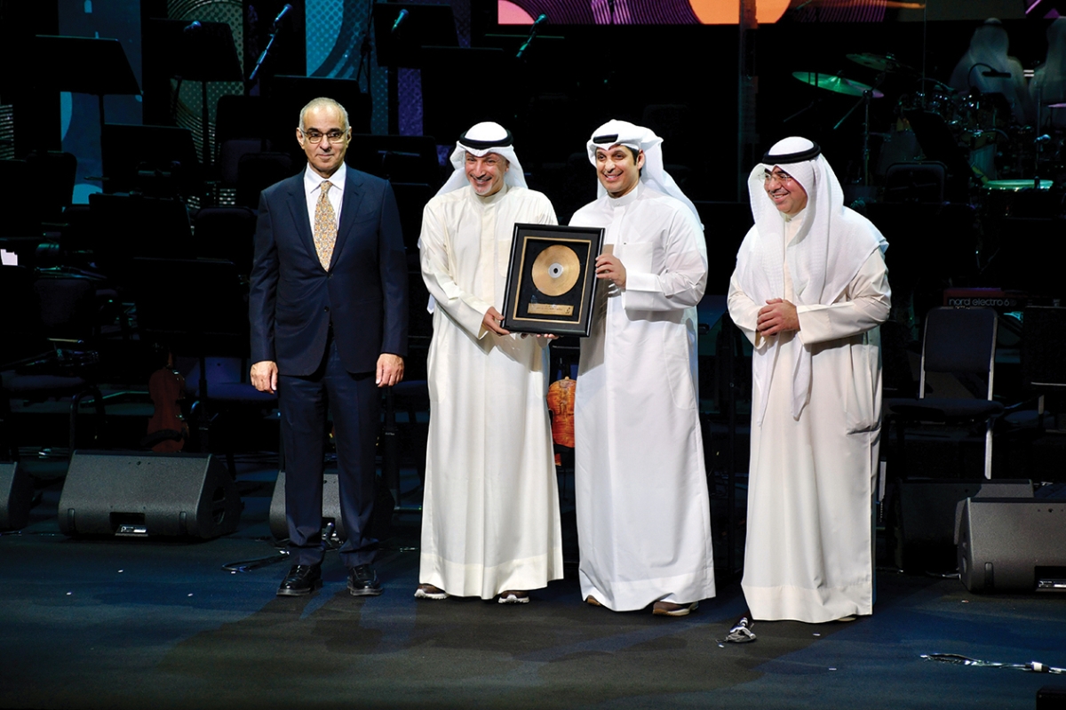 مطر علي الخواري يتسلّم تكريمه