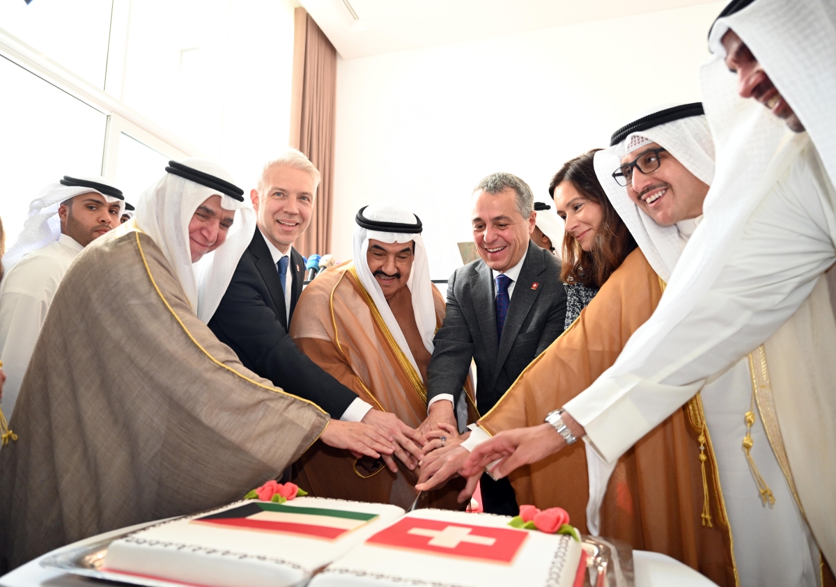 قطع قالب الحلوى بمناسبة افتتاح مبنى السفارة السويسرية الجديد				