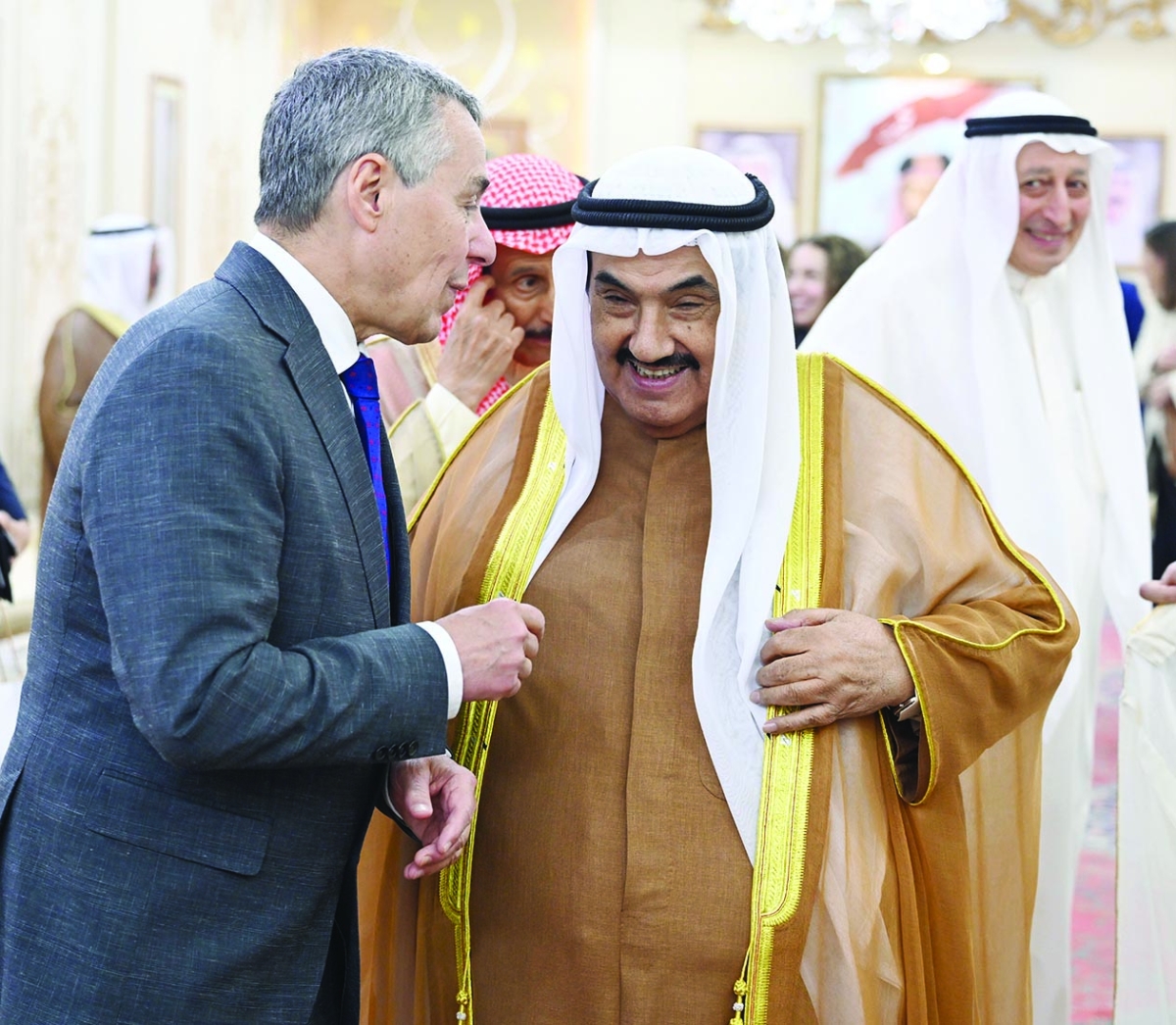 


حديث بين سمو الشيخ ناصر المحمد والوزير كاسيس 