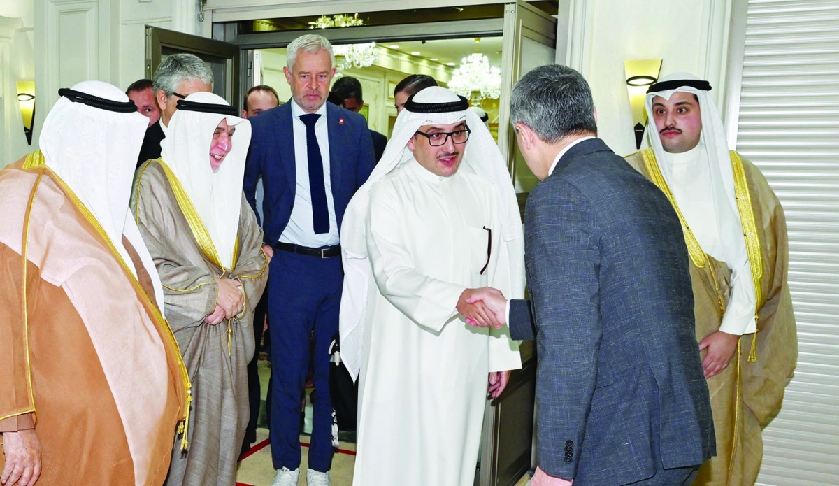 


الشيخ أحمد الناصر مرحباً بأعضاء الوفد السويسري 