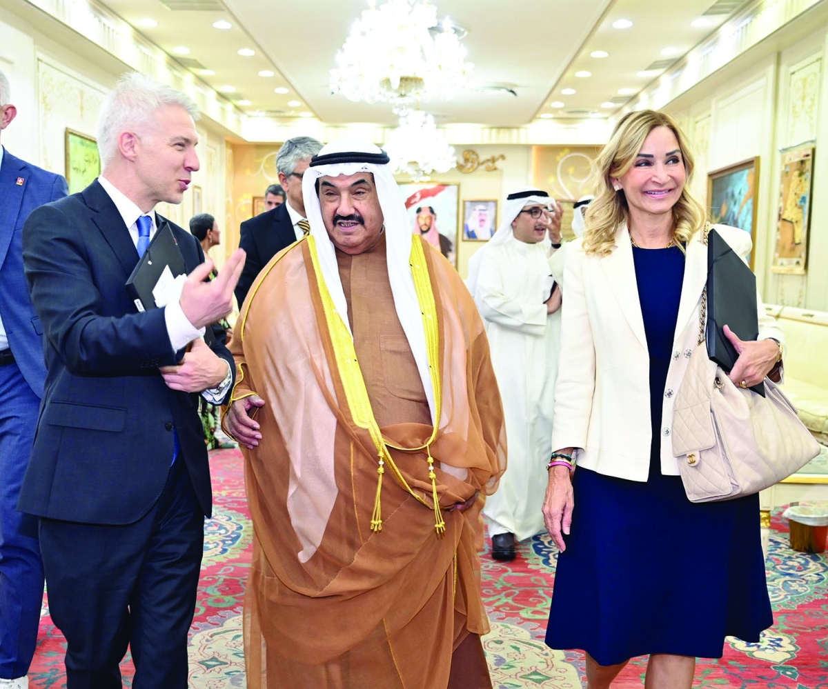 


حديث جانبي بين الشيخ ناصر المحمد والسفير السويسري 