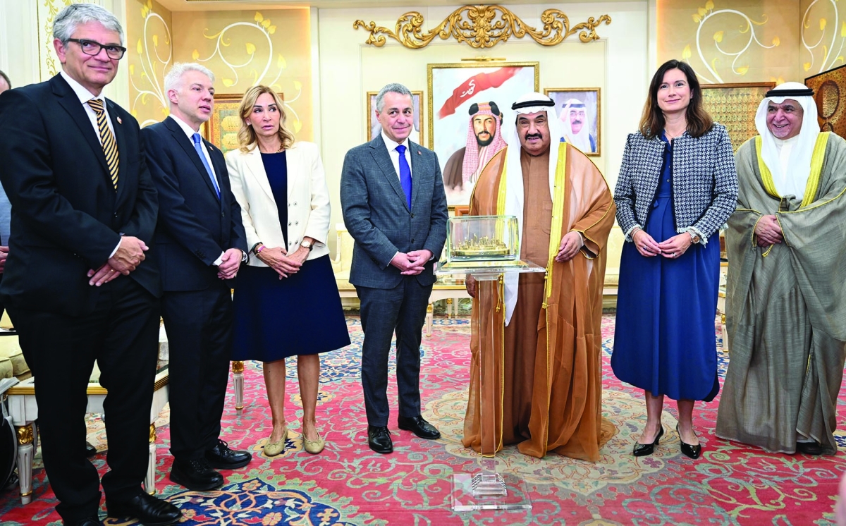 


الشيخ ناصر المحمد مع الوفد 