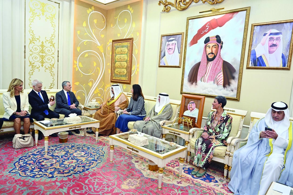 


جانب من استقبال الشيخ ناصر المحمد للوزير السويسري والوفد المرافق في قصر الشويخ 	(تصوير أسعد عبدالله) 