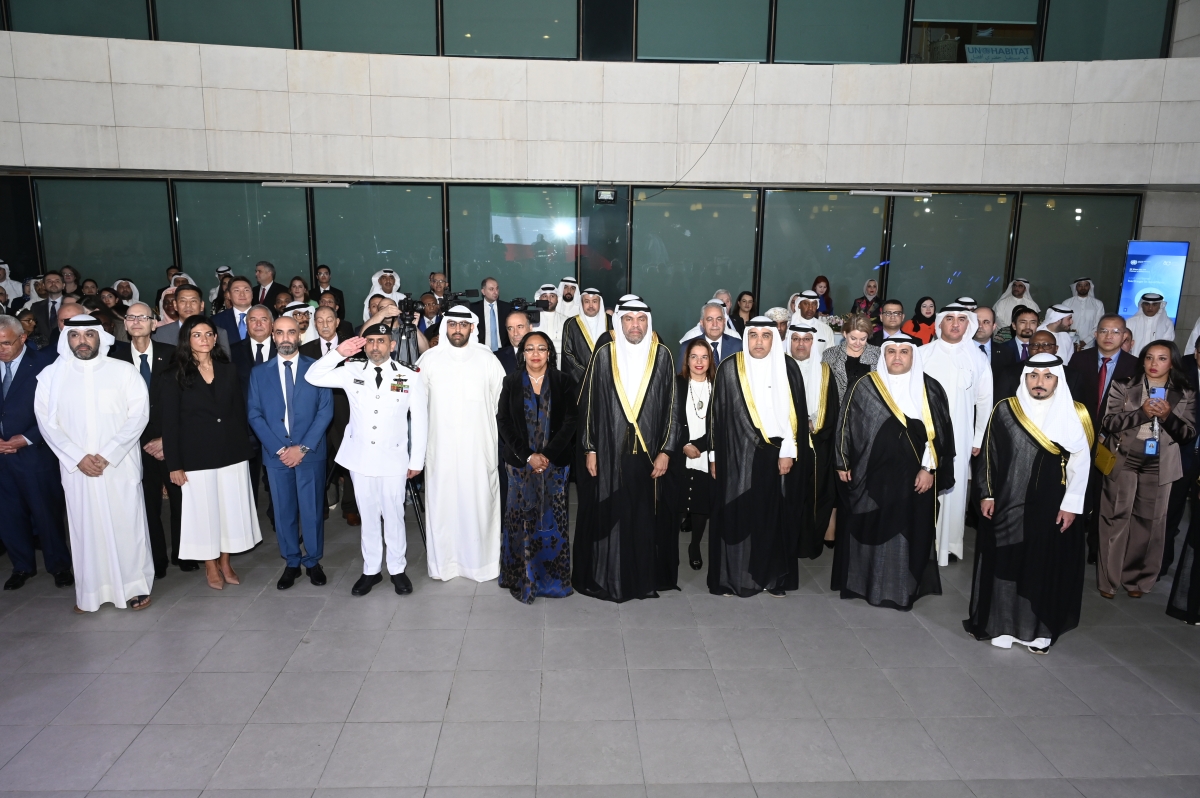 اليحيا والطاهر يتوسطان المشاركين لدى بدء الاحتفالية  (تصوير سعود سالم)