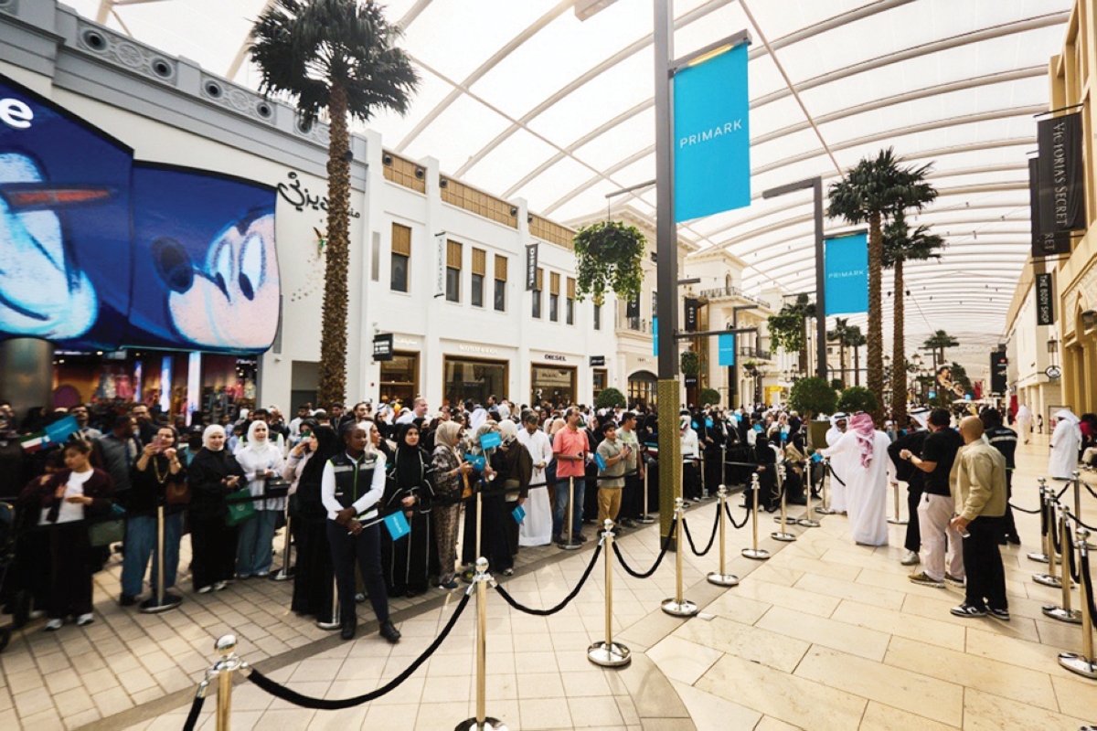 أعداد كبيرة في انتظار افتتاح أول محلات «برايمارك» بالشرق الأوسط 