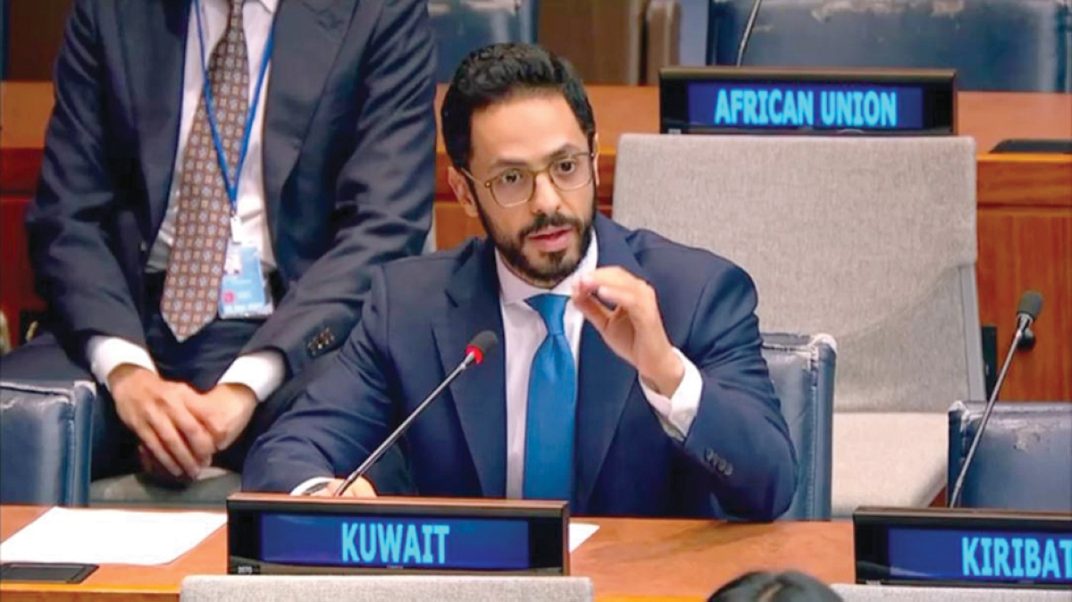 فهد العجمي ملقياً كلمة مجلس التعاون الخليجي