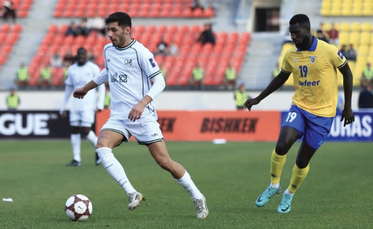 لاعب العربي علي عزيز يبتعد بالكرة عن مهاجم الصفاء تيداني كامارا 