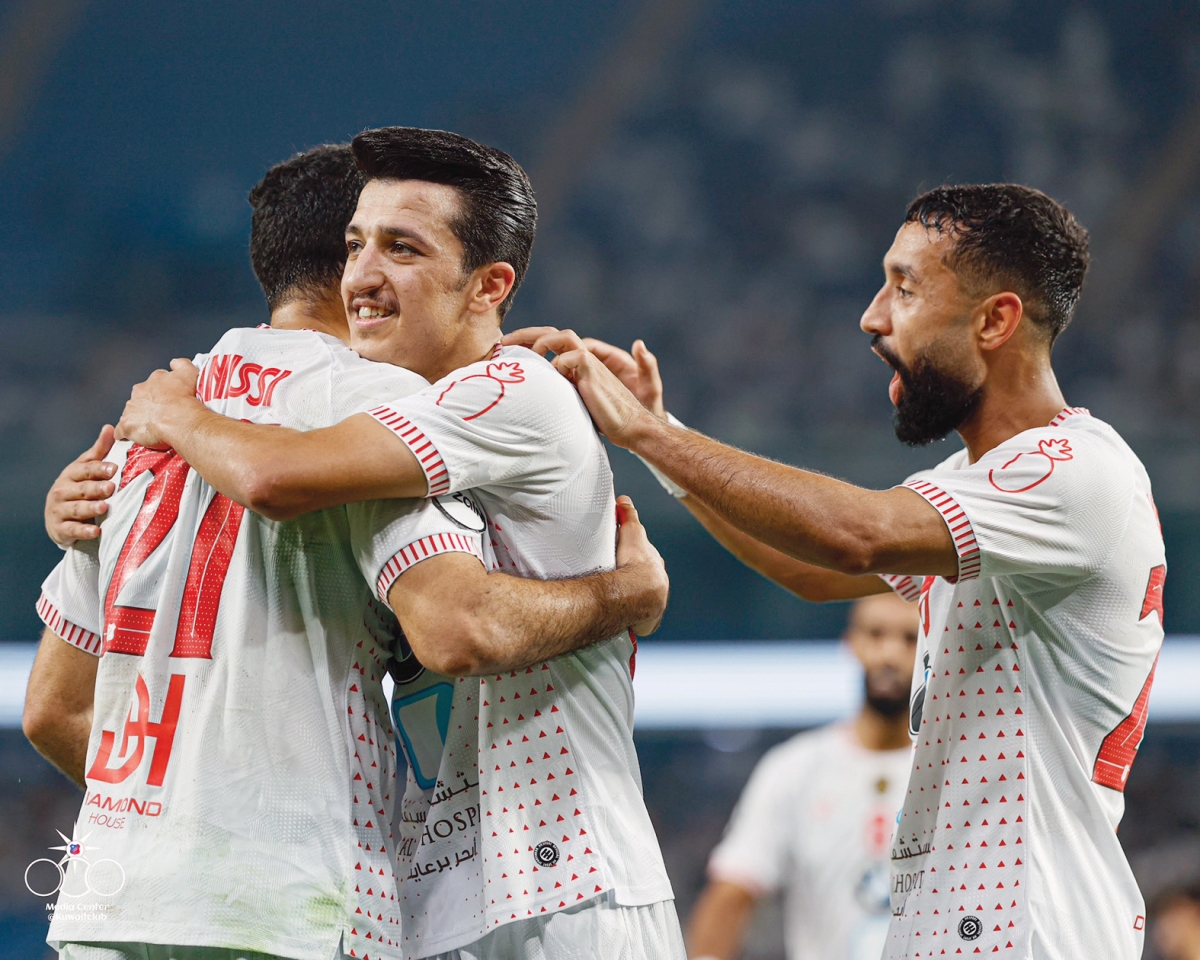 لاعب «الكويت» محمد دحام يحتفل مع زملائه      	      (نادي الكويت) 