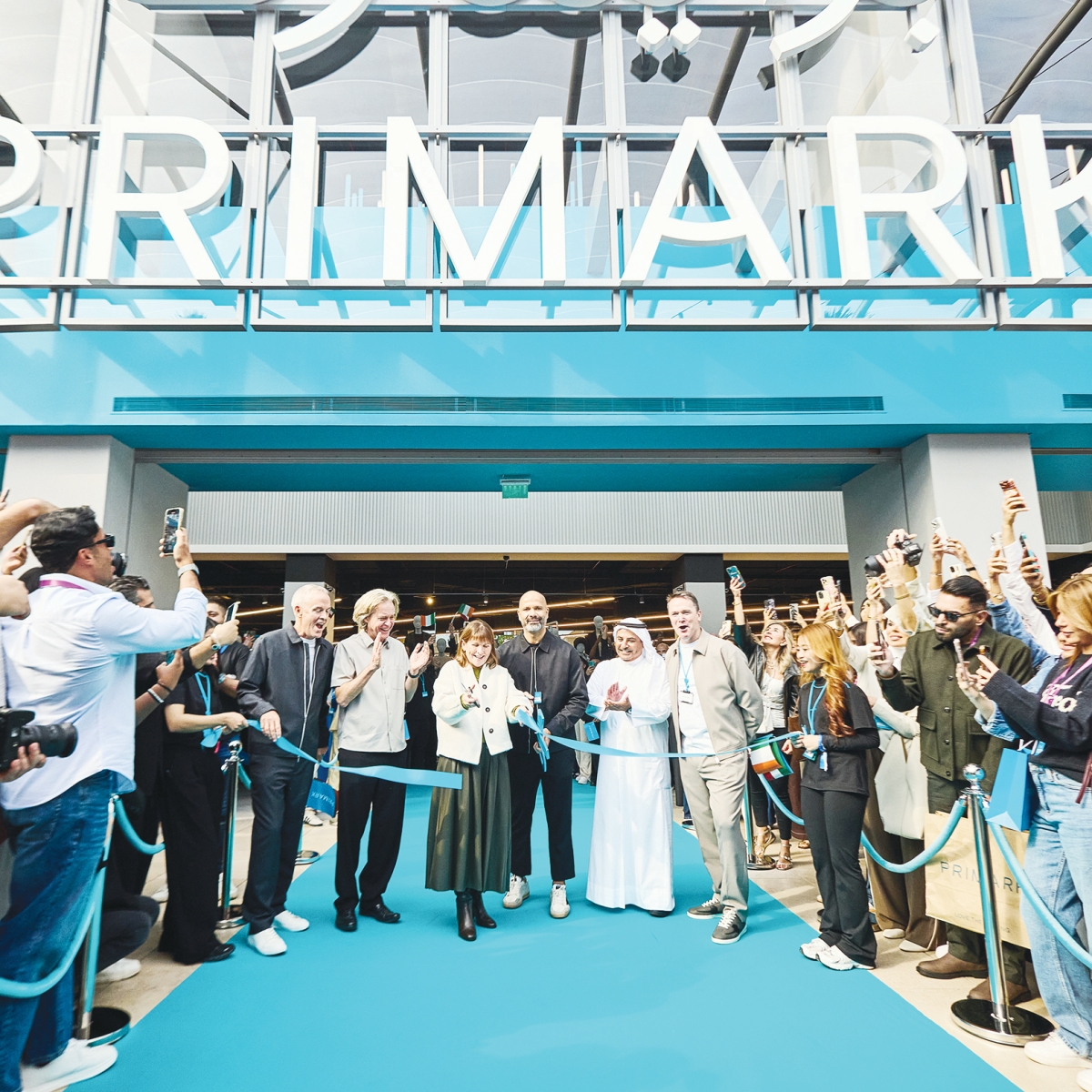 الشايع وميلتون وويستون ونخبة من ممثلي «الشايع» و«برايمارك» خلال قصّ شريط الافتتاح 