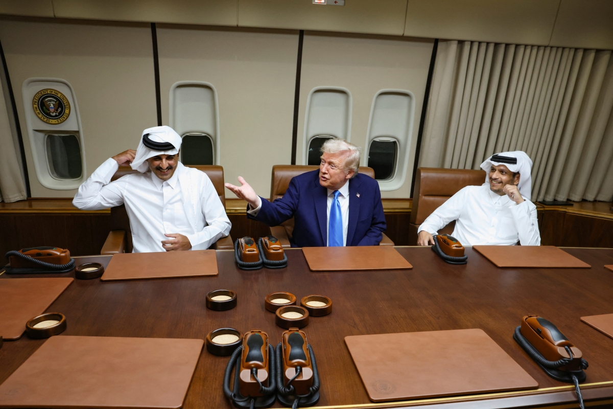 ترامب متوسطاً تميم بن حمد ومحمد بن عبدالرحمن على متن الطائرة الرئاسية في الدوحة (رويترز)
