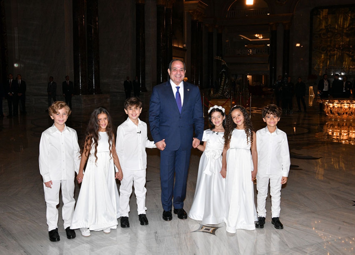 السيسي متوسطاً الأطفال خلال احتفالية «وطن السلام»