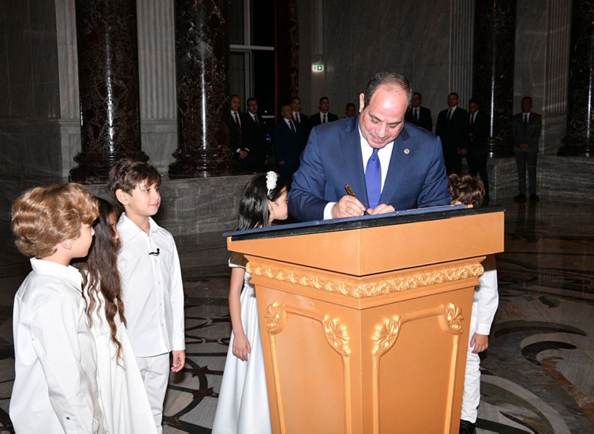  السيسي يوقع رسالة سلام في احتفالية «وطن السلام»