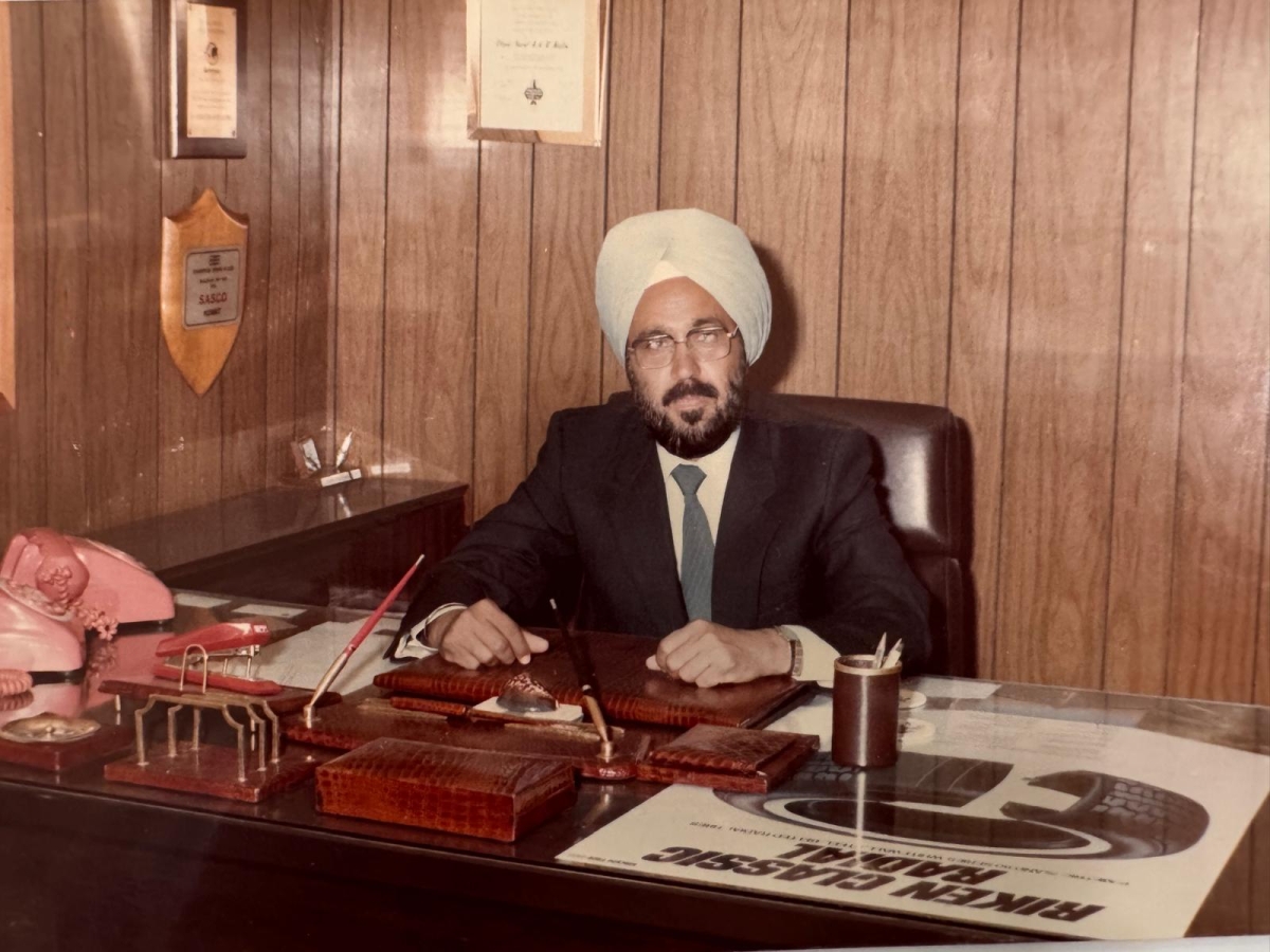 في مكتبه القديم