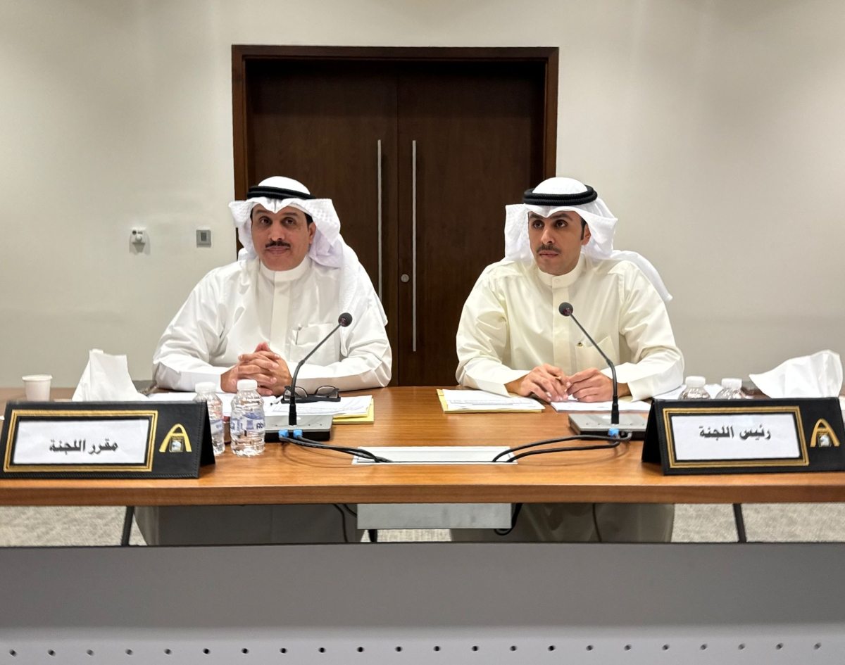 وليد الدغر وعبدالله العنزي خلال اجتماع اللجنة 
