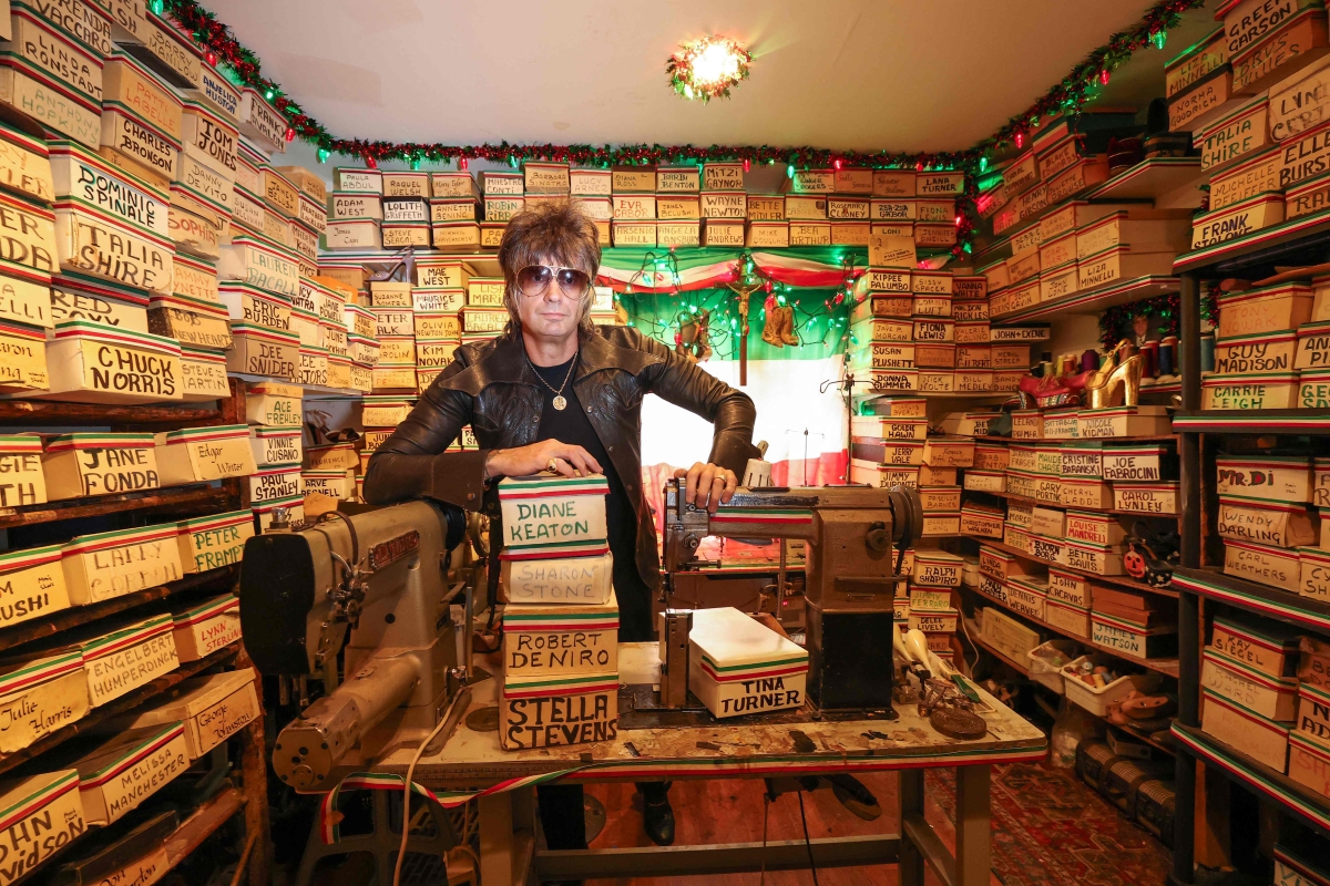 كريس فرانسيس بين صناديق أعماله