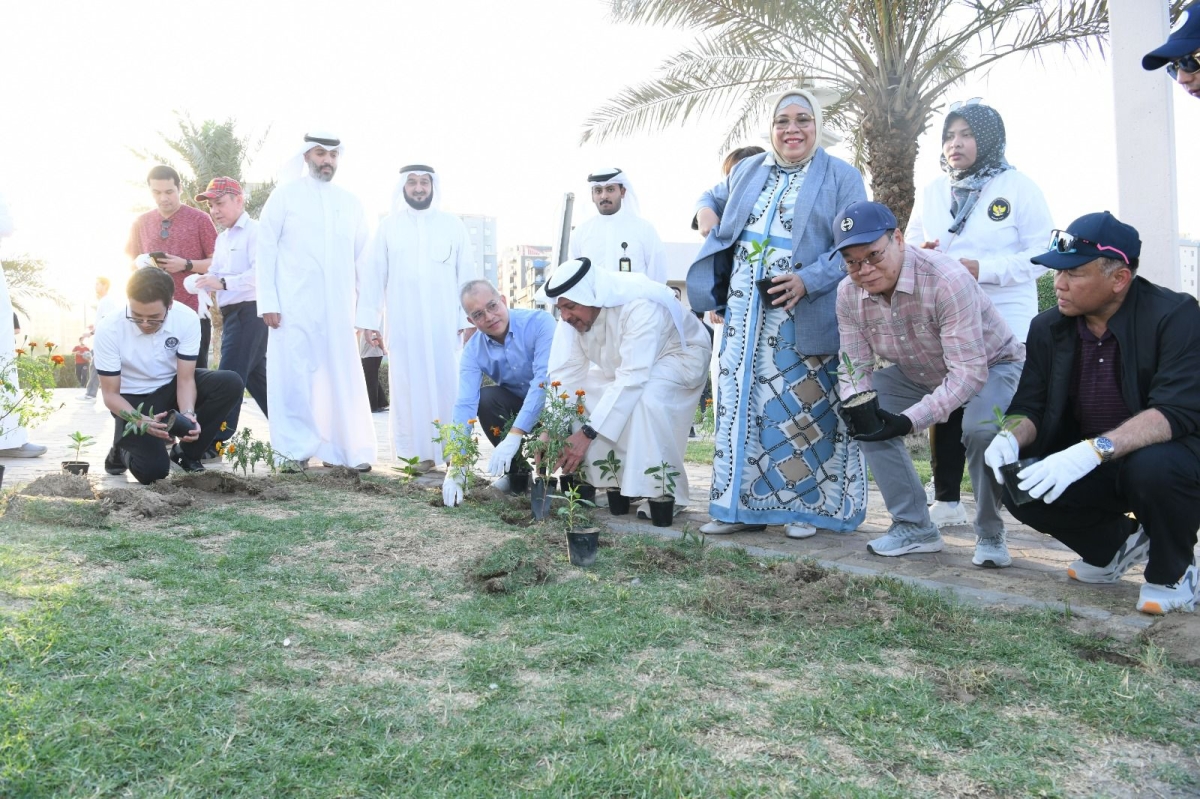 المحافظ يُساهم في تشجير حديقة خيطان