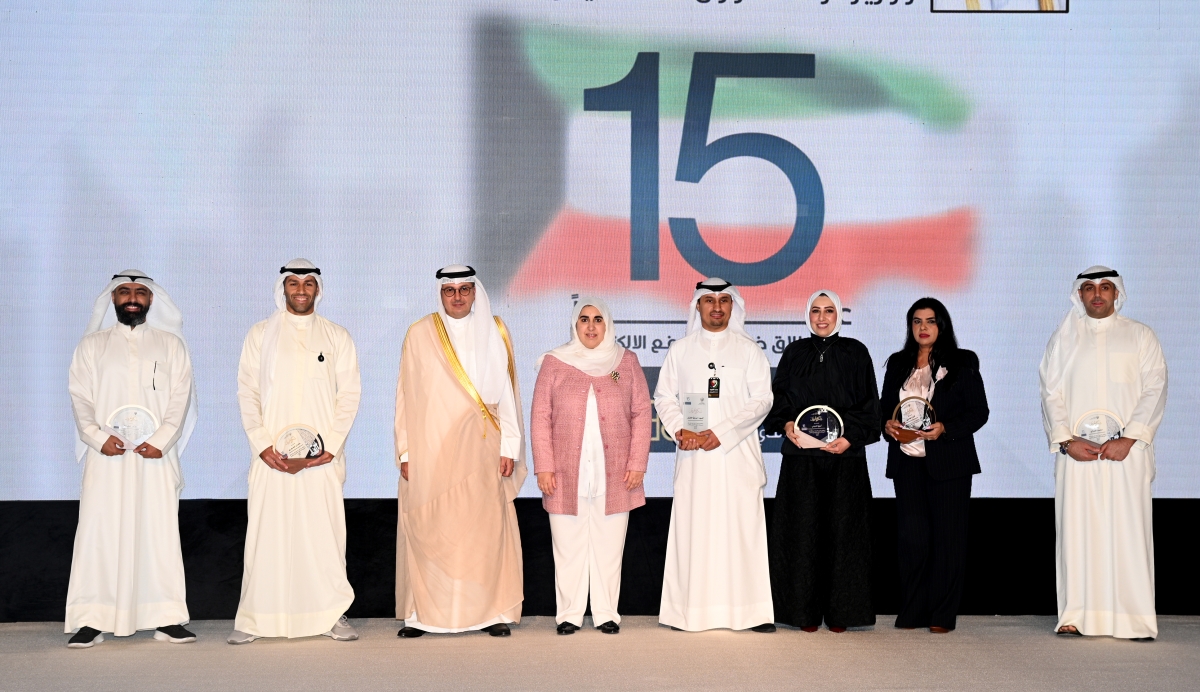 المخيزيم والمنيفي خلال تكريم الفرق العاملة في «المالية»