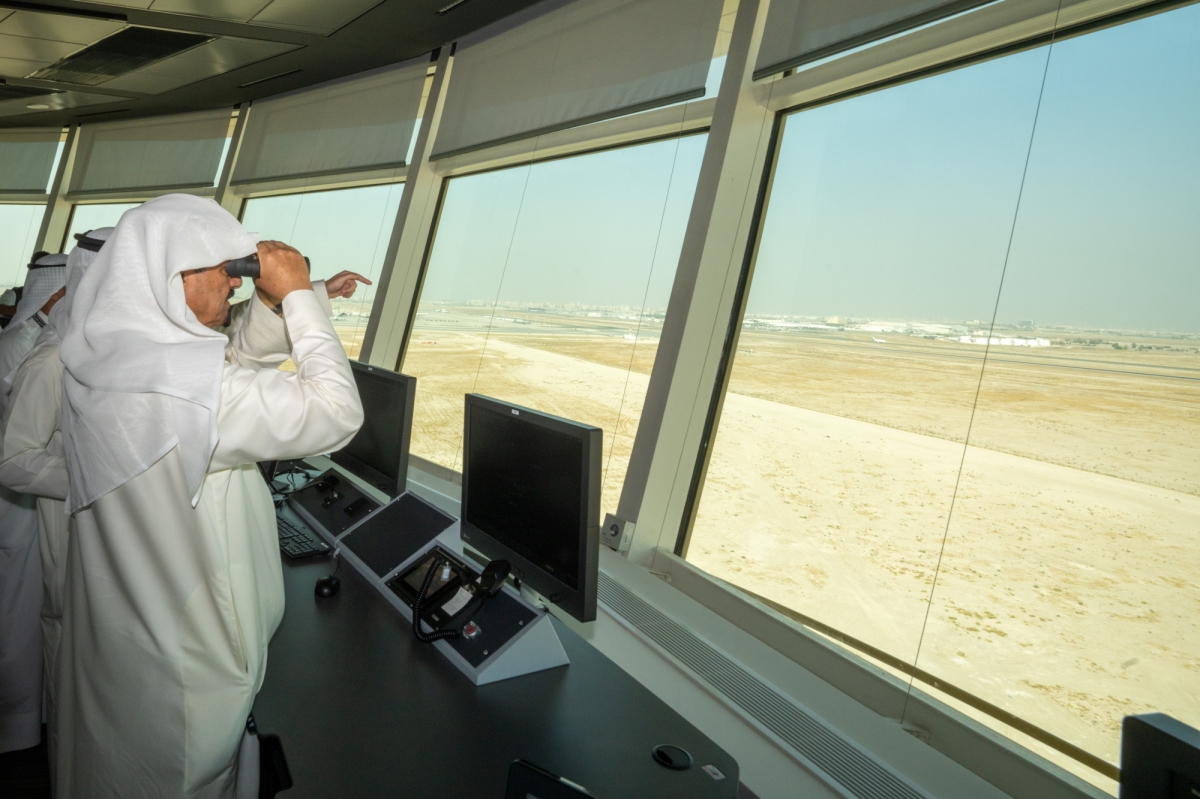 رئيس الوزراء.. نظرة على المدرج من برج المراقبة