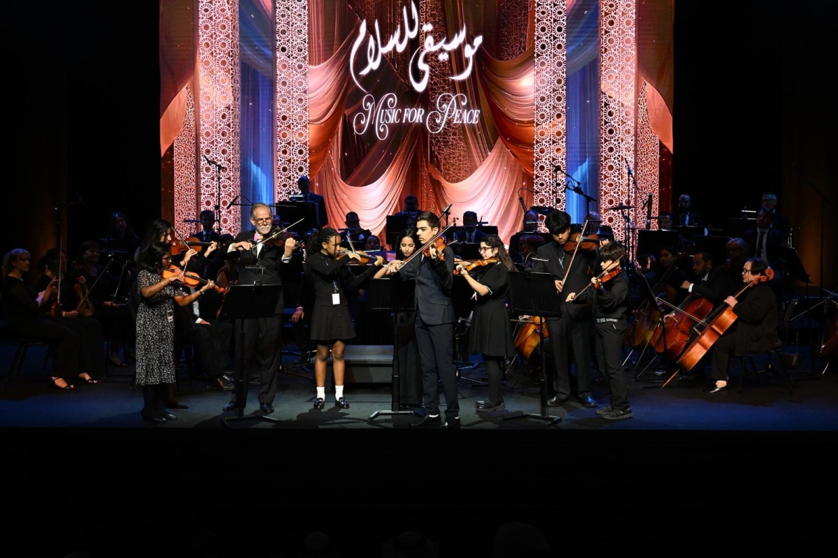 أداء الأطفال أضفى لمسة رقيقة على أجواء الأمسية