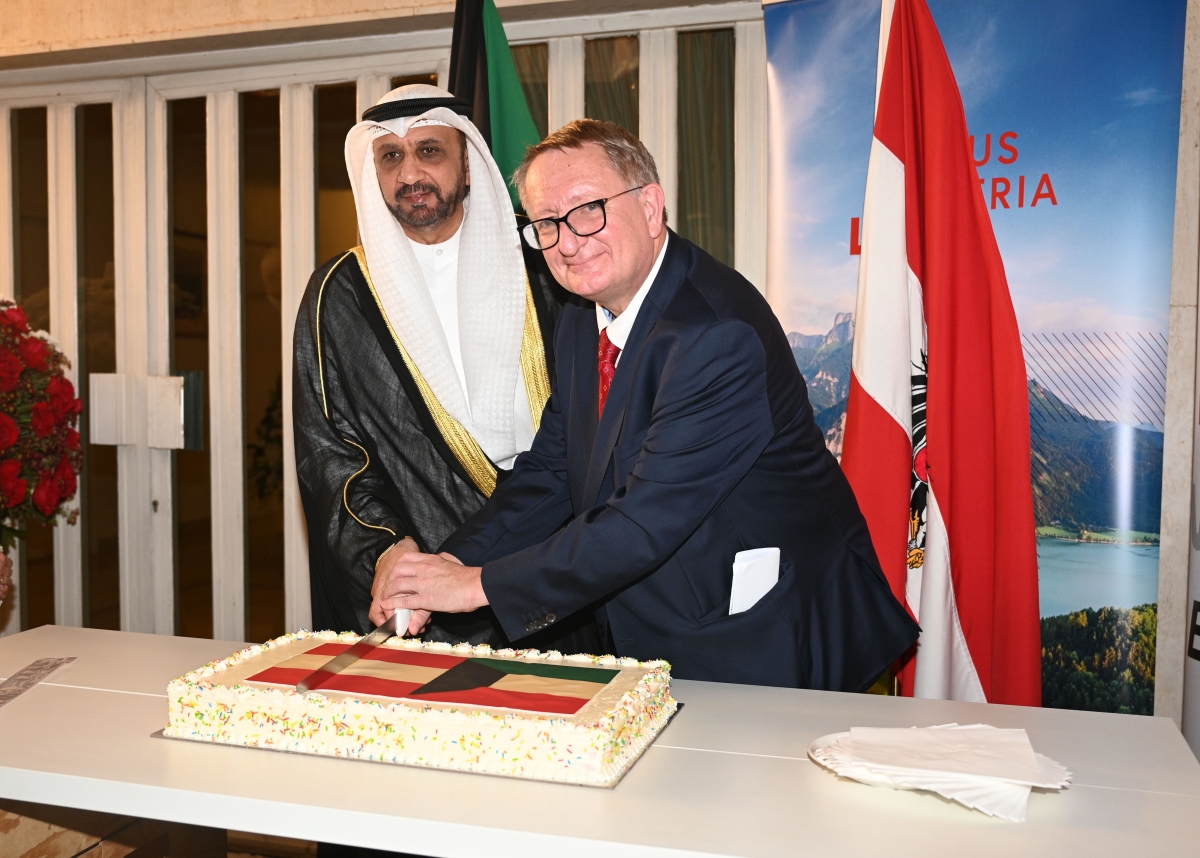 سامي الحمد والسفير النمسوي يقطعان قالب الحلوى (تصوير نايف العقلة)