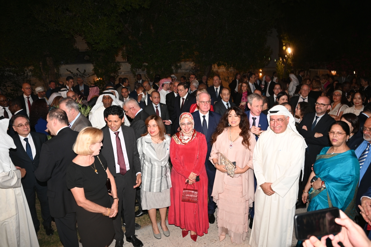 السفير البريطاني الجديد مُتوسّطاً عدداً من الحضور
نايف العقلة