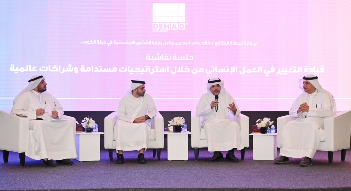 العجمي ملقياً كلمته وسط المتحدثين (تصوير أسعد عبدالله)