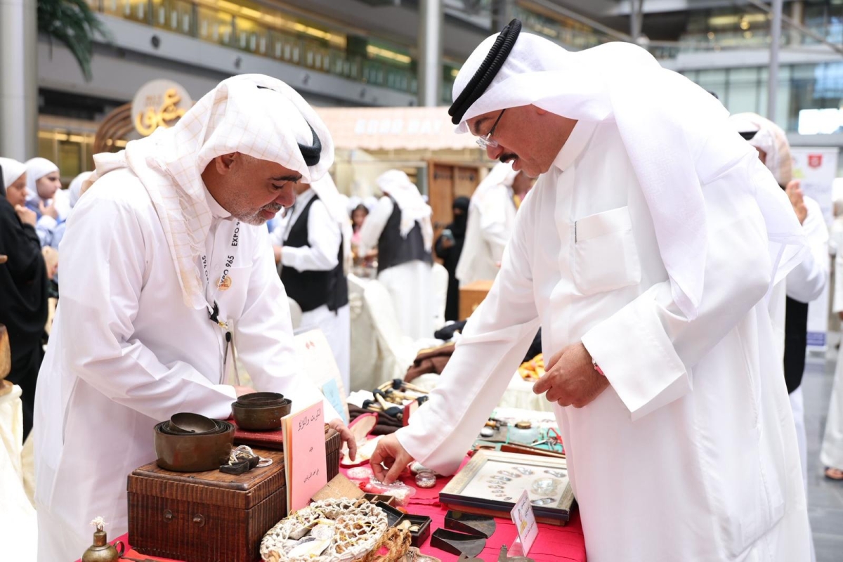 الوزير يعاين بعض المعروضات