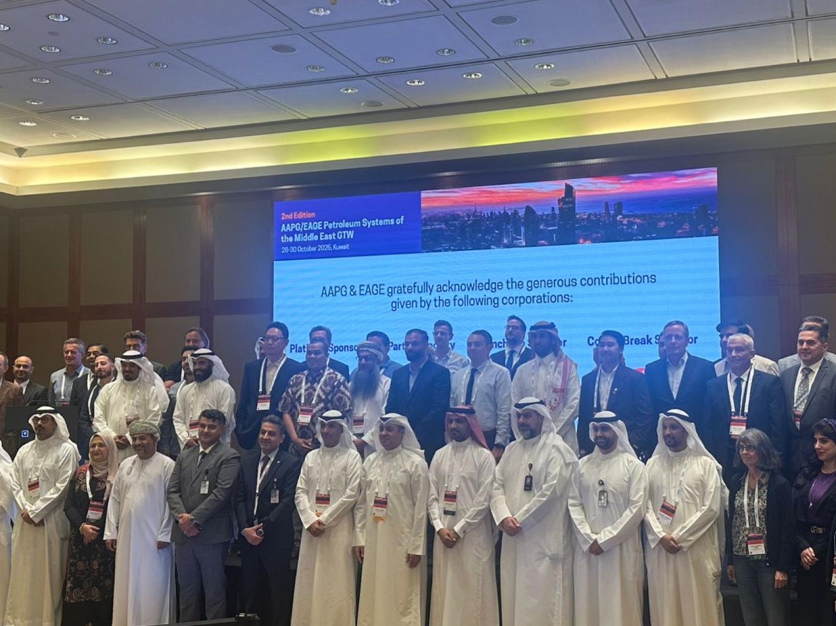 صورة جماعية للحضور