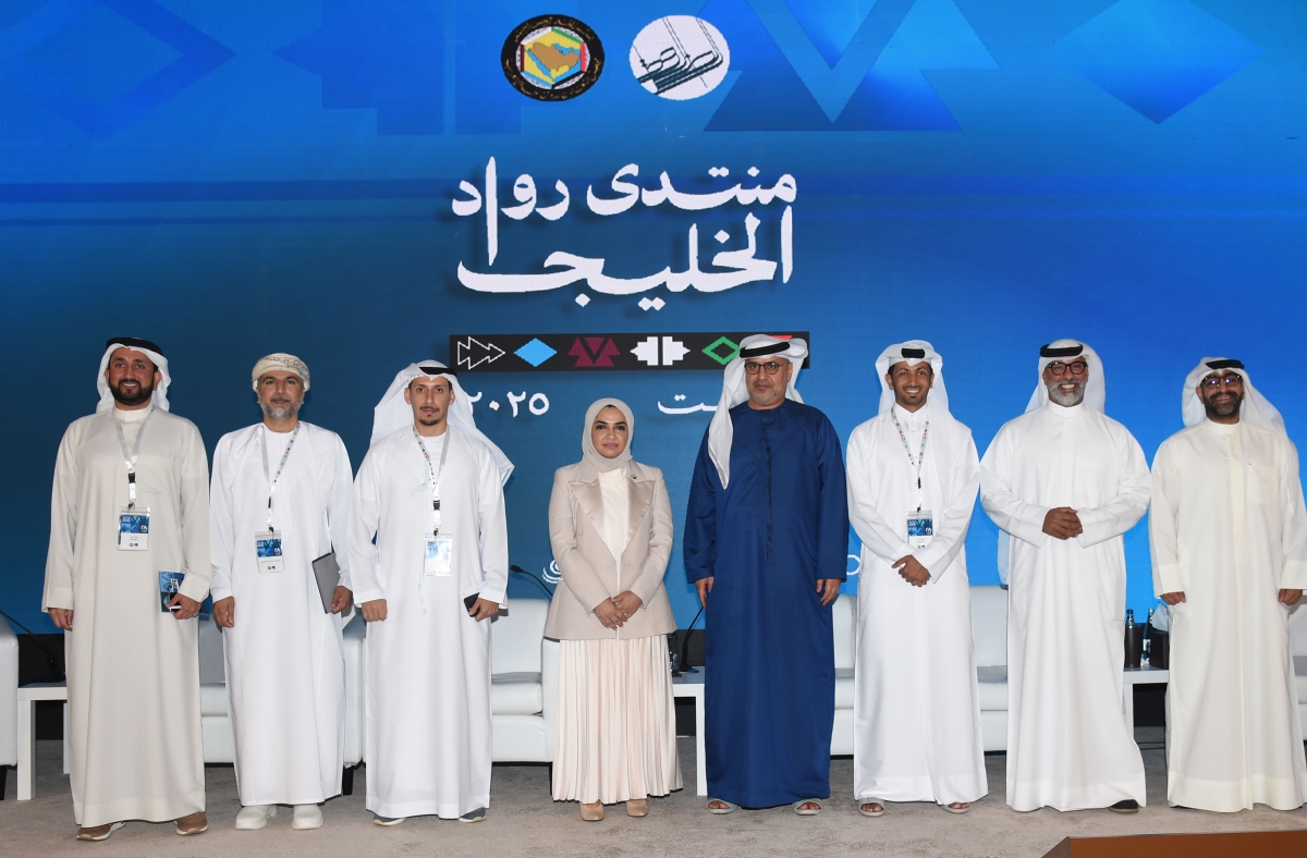 الجاسم والسفير الإمارتي مع المشاركون في المنتدى