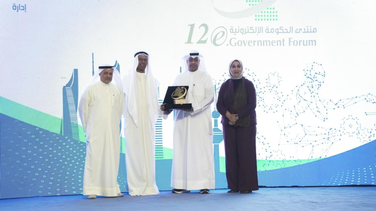 المنيّخ متسلماً تكريم «بيت التمويل» 