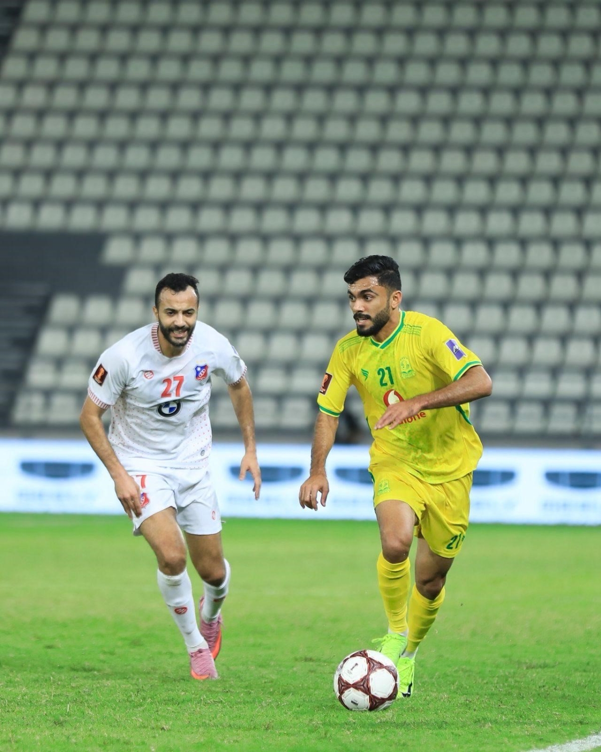 لاعب «الأبيض» طه الخنيسي يحاول خطف الكرة من صلاح اليحيائي