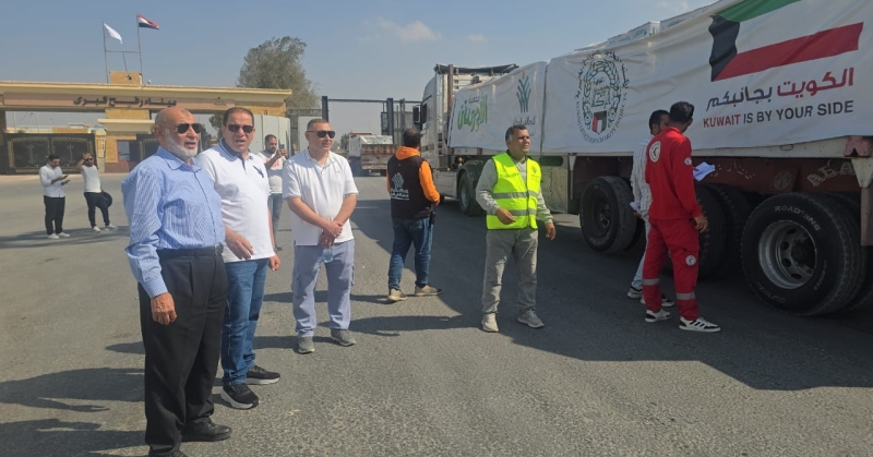 وصول 33 شاحنة مساعدات كويتية إلى رفح المصرية.. دعماً لـ غزة