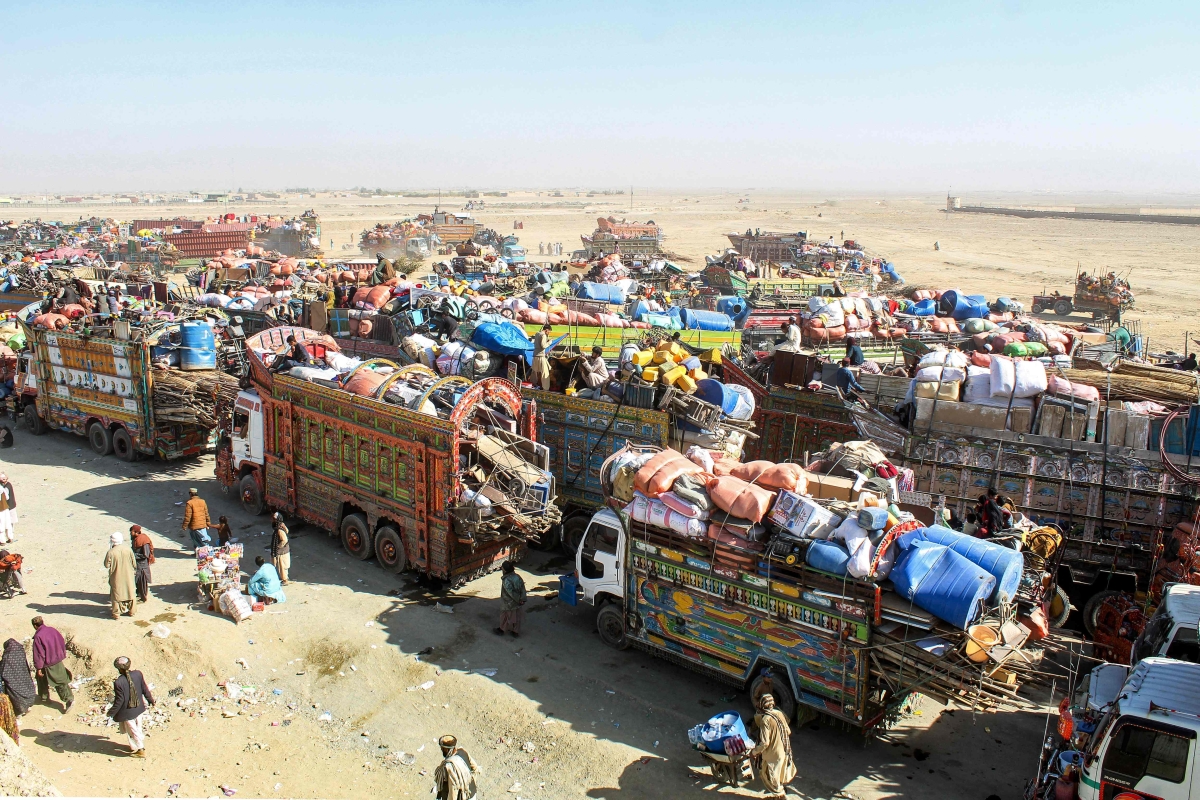  لاجئون أفغان ينتظرون العودة لبلادهم قرب الحدود الباكستانية (أ ف ب)