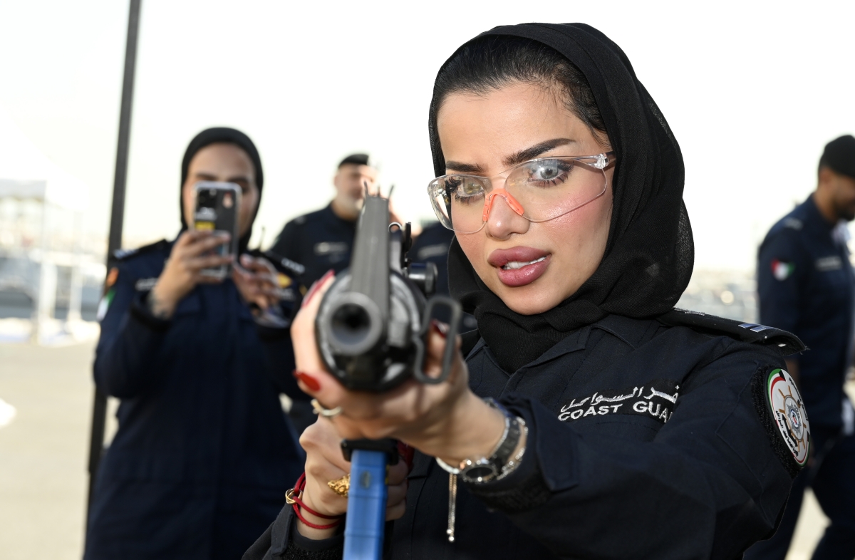 تسديد على الهدف ضمن فعاليات يوم خفر السواحل (تصوير سعود 
سالم)