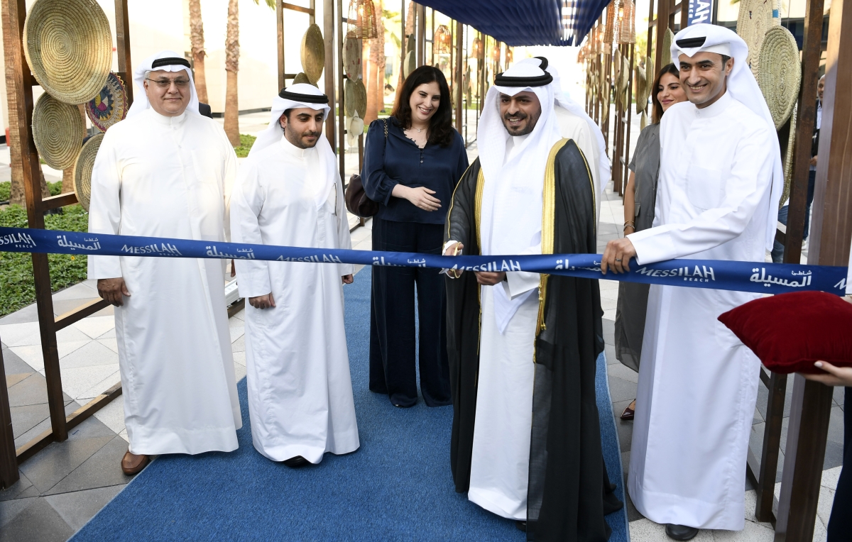 محافظ مبارك الكبير يقص شريط افتتاح شاطئ المسيلة (تصوير نايف العقلة)