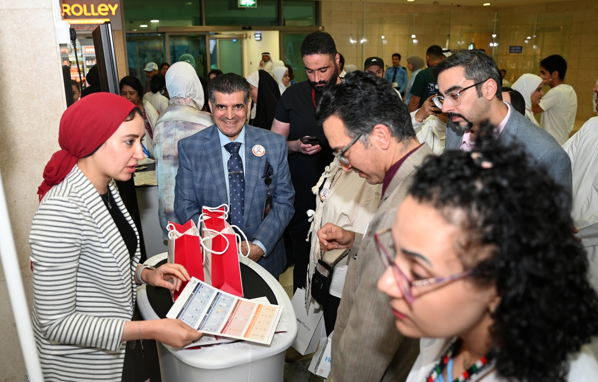 محمد العتيبي خلال جولته في المعرض المصاحب للاحتفالية