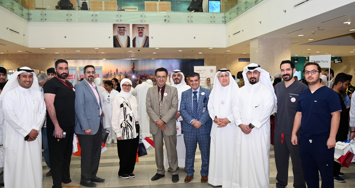  العتيبي وعدد من المشاركين بالاحتفالية في لقطة جماعية (تصوير نايف العقلة)