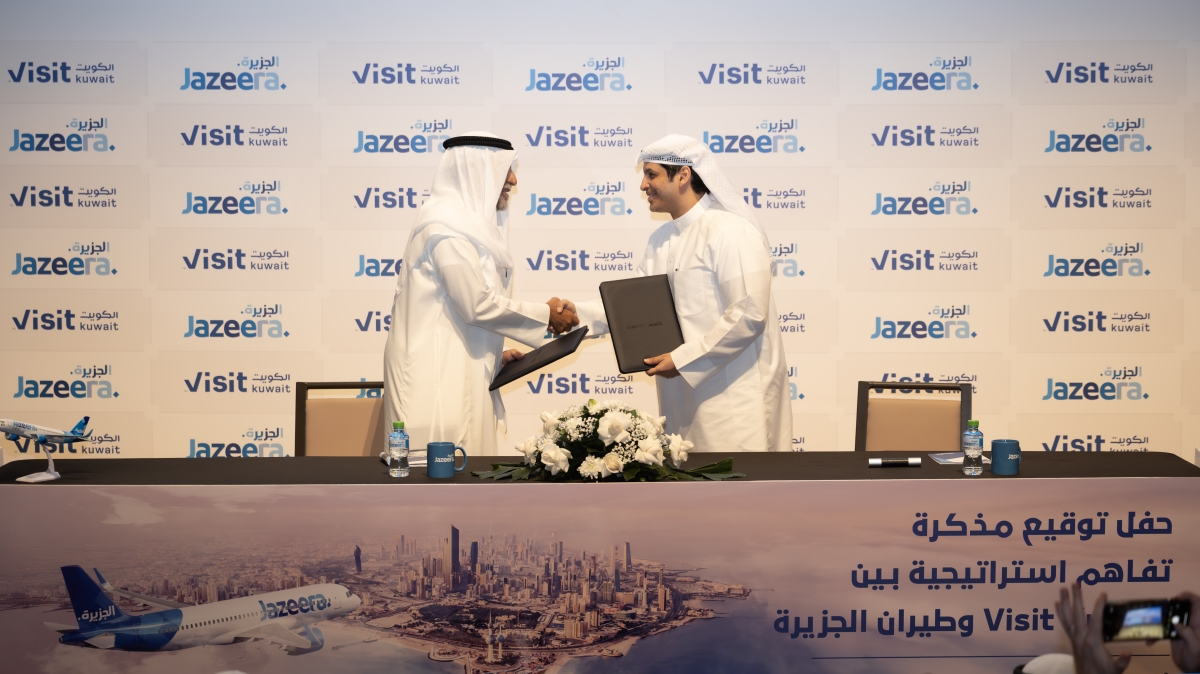 وزير الإعلام ورئيس مجلس إدارة «الجزيرة» يتبادلان وثائق الاتفاقية 