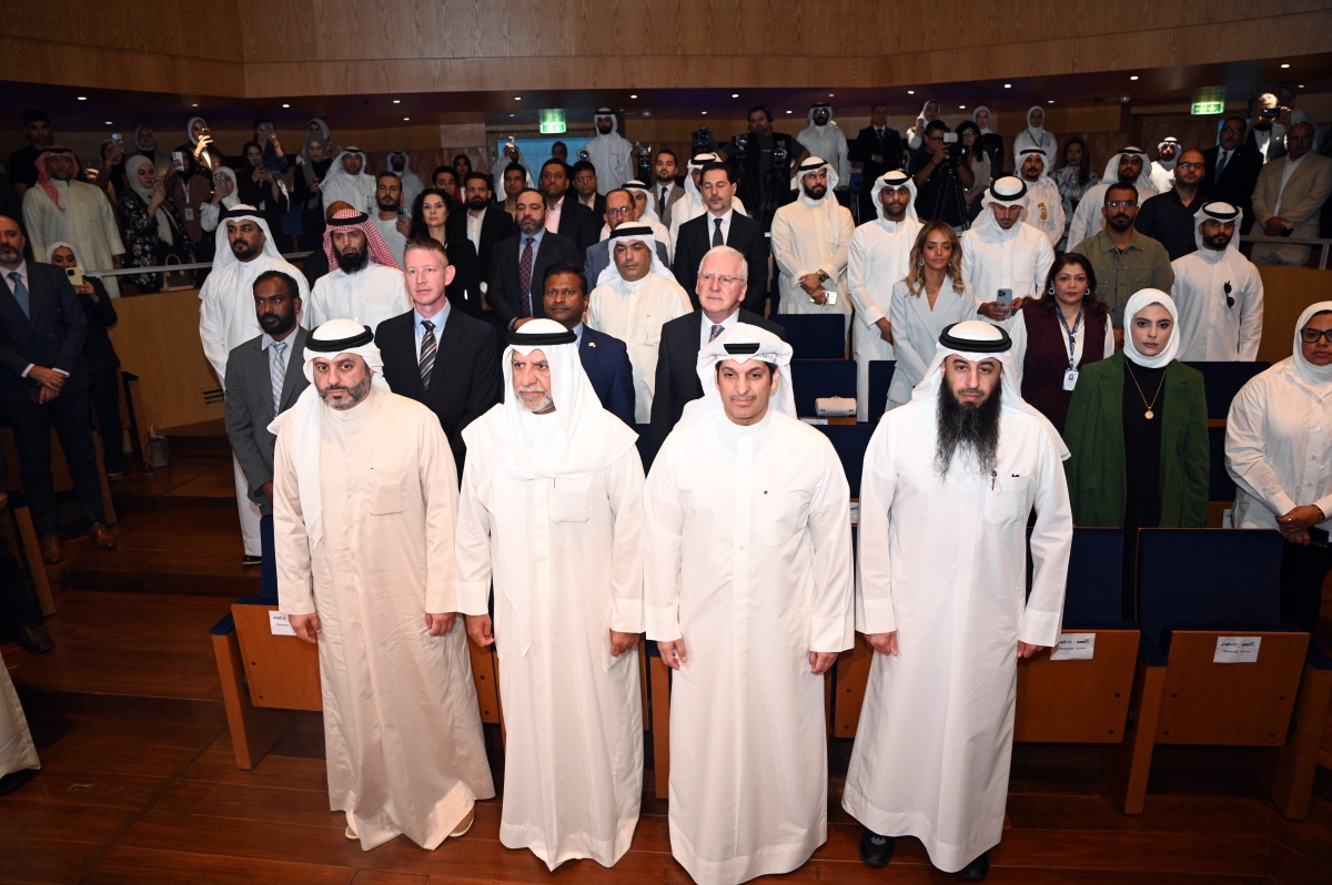 الحضور لدى بدء حفل توقيع الاتفاقية