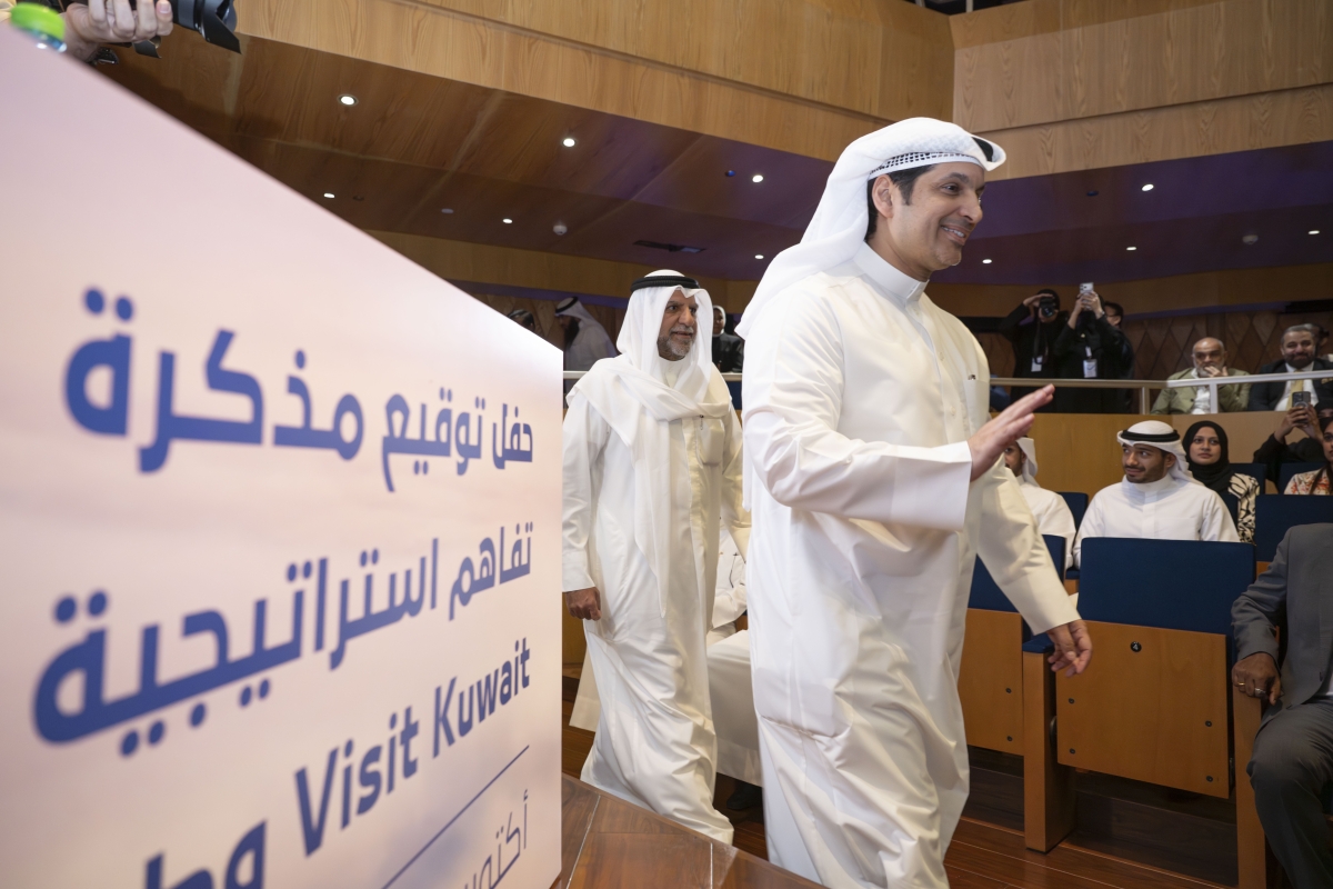 الوزير المطيري ومروان بودي لدى وصولهما إلى مكان الاحتفال (تصوير أسعد عبدالله)