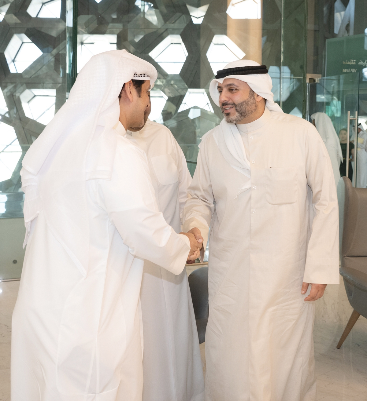 مصافحة بين الوزير المطيري والرئيس التنفيذي لـ«بودي المجموعة» مشعل العصيمي