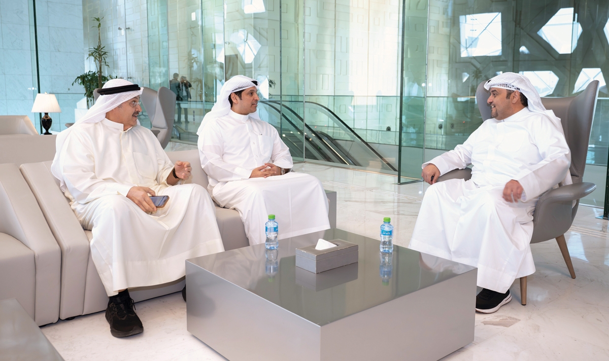 حديث بين المطيري ورئيس التحرير الزميل وليد الجاسم والرئيس التنفيذي لمجموعة «الراي» الإعلامية الزميل راشد علي العميري 